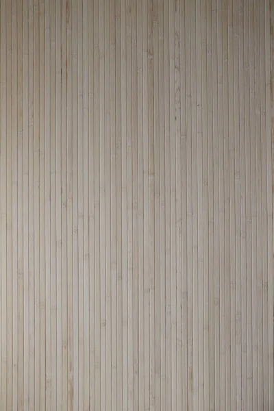 Duvara yapıştırılan bir bambu hasır daha fazla yüklemeleri için iyi bir fırsat verir.