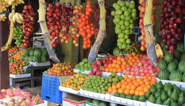 Güneydoğu Asya'nın sokaklarda egzotik tropik meyveler. Meyve taze, sulu, çok lezzetli ve ucuz.
