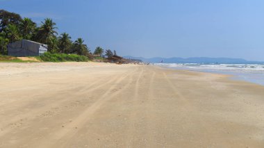 Hindistan, Güney Goa, Sernabatim beach. Sıcak okyanus, temiz, ince kum, palmiye ağaçları ve restoranlar, güzel günbatımı ve eğlence bol.