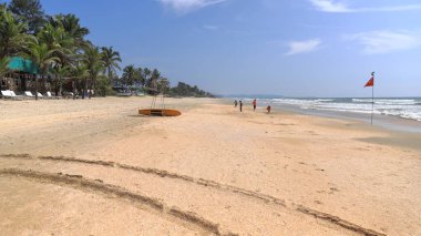 Hindistan, Güney Goa, Sernabatim beach. Sıcak okyanus, temiz, ince kum, palmiye ağaçları ve restoranlar, güzel günbatımı ve eğlence bol.