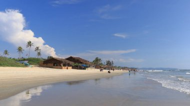 Hindistan, Güney Goa, Sernabatim beach. Sıcak okyanus, temiz, ince kum, palmiye ağaçları ve restoranlar, güzel günbatımı ve eğlence bol.