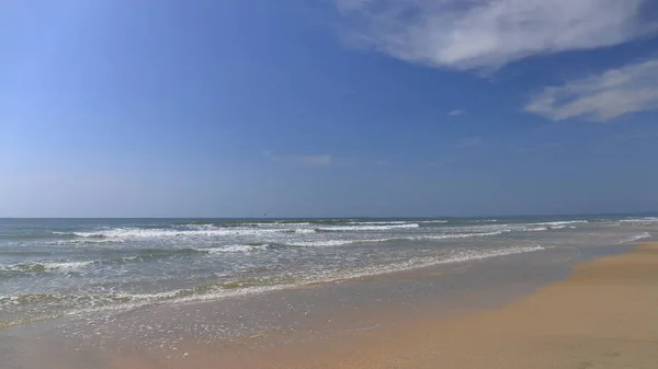 Hindistan, Güney Goa, Sernabatim beach. Sıcak okyanus, temiz, ince kum, palmiye ağaçları ve restoranlar, güzel günbatımı ve eğlence bol.