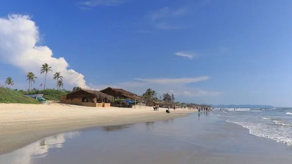 Hindistan, Güney Goa, Sernabatim beach. Sıcak okyanus, temiz, ince kum, palmiye ağaçları ve restoranlar, güzel günbatımı ve eğlence bol.