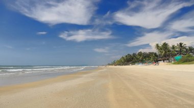 Hindistan, Güney Goa, Sernabatim beach. Sıcak okyanus, temiz, ince kum, palmiye ağaçları ve restoranlar, güzel günbatımı ve eğlence bol.