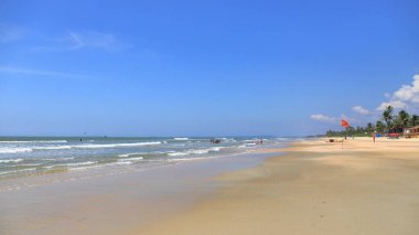 Hindistan, Güney Goa, Sernabatim beach. Sıcak okyanus, temiz, ince kum, palmiye ağaçları ve restoranlar, güzel günbatımı ve eğlence bol.