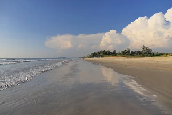 Hindistan, Güney Goa, Sernabatim beach. Sıcak okyanus, temiz, ince kum, palmiye ağaçları ve restoranlar, güzel günbatımı ve eğlence bol.