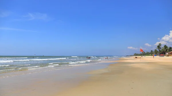 Hindistan, Güney Goa, Sernabatim beach. Sıcak okyanus, temiz, ince kum, palmiye ağaçları ve restoranlar, güzel günbatımı ve eğlence bol.