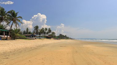 Hindistan, Güney Goa, Sernabatim beach. Sıcak okyanus, temiz, ince kum, palmiye ağaçları ve restoranlar, güzel günbatımı ve eğlence bol.