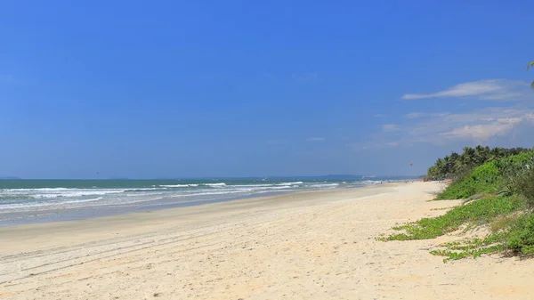 Hindistan, Güney Goa, Sernabatim beach. Sıcak okyanus, temiz, ince kum, palmiye ağaçları ve restoranlar, güzel günbatımı ve eğlence bol.