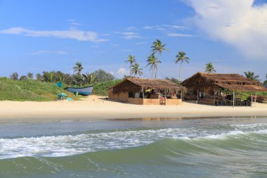 Hindistan, Güney Goa, Sernabatim beach. Sıcak okyanus, temiz, ince kum, palmiye ağaçları ve restoranlar, güzel günbatımı ve eğlence bol.
