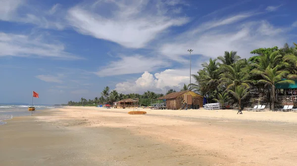 Hindistan, Güney Goa, Sernabatim beach. Sıcak okyanus, temiz, ince kum, palmiye ağaçları ve restoranlar, güzel günbatımı ve eğlence bol.