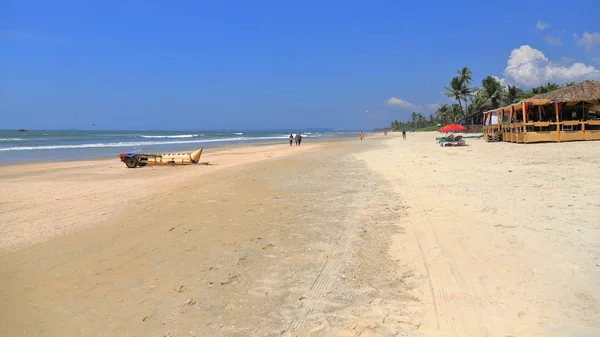 Hindistan, Güney Goa, Sernabatim beach. Sıcak okyanus, temiz, ince kum, palmiye ağaçları ve restoranlar, güzel günbatımı ve eğlence bol.