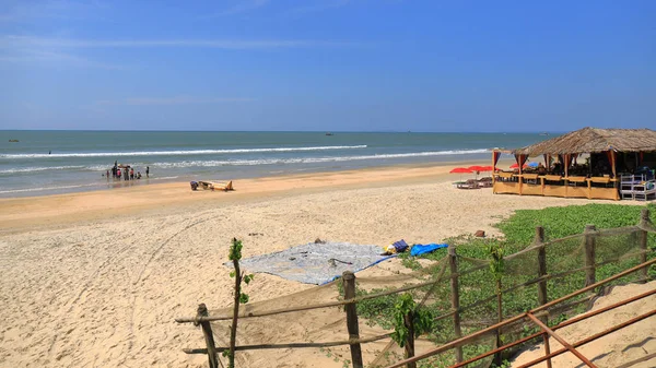 Hindistan, Güney Goa, Sernabatim beach. Sıcak okyanus, temiz, ince kum, palmiye ağaçları ve restoranlar, güzel günbatımı ve eğlence bol.