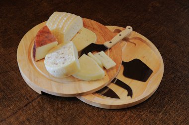 Farklı keçi peyniri. Keçi peyniri olduğuna çok lezzetli, sağlıklı, çevre dostu. Sütlü çay, bal ile hafif alkol ile servis edilebilir. Kızarmış ve tuz ve karabiber ile yenen taze peynir.