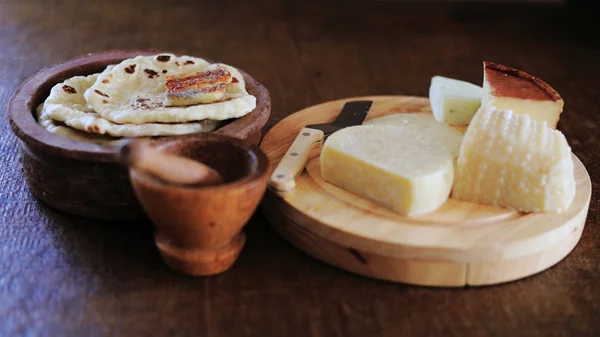 Farklı keçi peyniri. Keçi peyniri olduğuna çok lezzetli, sağlıklı, çevre dostu. Sütlü çay, bal ile hafif alkol ile servis edilebilir. Kızarmış ve tuz ve karabiber ile yenen taze peynir.