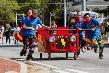 Lawrenceville, Ga, Amerika Birleşik Devletleri - 21 Nisan 2018: pelerin giyen bir takım bir yatak gezici bir şehir aşağı bir sadaka fundraiser olay sokak üzerinde 21 Nisan 2018 Lawrenceville, GA iter.