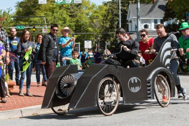 Lawrenceville, Ga, Amerika Birleşik Devletleri - 21 Nisan 2018: Batman çizgi roman karakterlerinden iter bir yatak üzerinde 21 Nisan 2018 Lawrenceville, ga bir sadaka fundraiser olay Batmobile gibi bakmak için tasarlanmıştır giyinip bir takım.