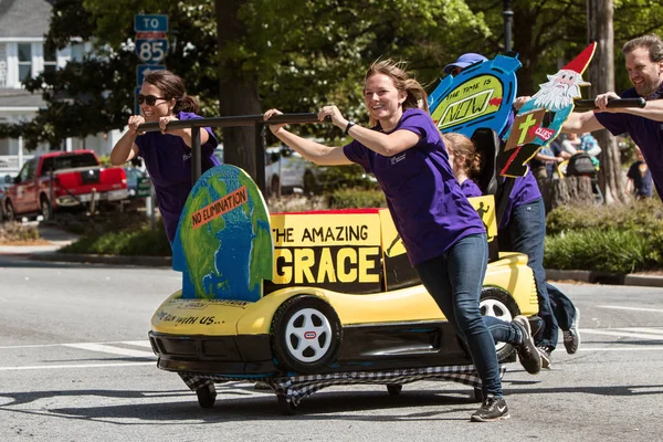 2018 日ジョージア州ローレンスビルでチャリティー募金イベントのレース車のようにデザインされたベッド ローレンスビル ジョージア州 アメリカ合衆国 2018 チームをプッシュします — ストック写真
