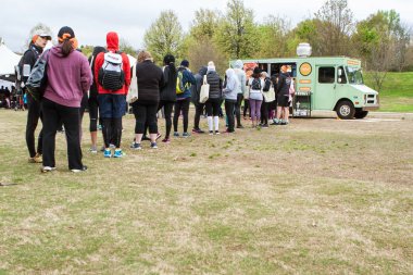 Atlanta, Ga, Amerika Birleşik Devletleri - 8 Nisan 2018: İnsanlar kürsüye Piedmont Park'ta bir etkinlikte bir gıda kamyondan sipariş uzun bir sıra halinde 8 Nisan 2018 Atlanta, GA. 