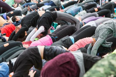 Atlanta, Ga, Amerika Birleşik Devletleri - 8 Nisan 2018: onlar Piedmont Park büyük grup yoga sınıfında 8 Nisan 2018 üzerinde Atlanta, Ga içinde yer almak gibi düzinelerce insan yukarı doğru yay poz yapmak.