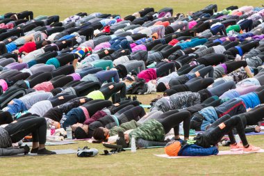 Atlanta, Ga, Amerika Birleşik Devletleri - 8 Nisan 2018: onlar Piedmont Park büyük grup yoga sınıfında 8 Nisan 2018 üzerinde Atlanta, Ga içinde yer almak gibi düzinelerce insan poz köprü.