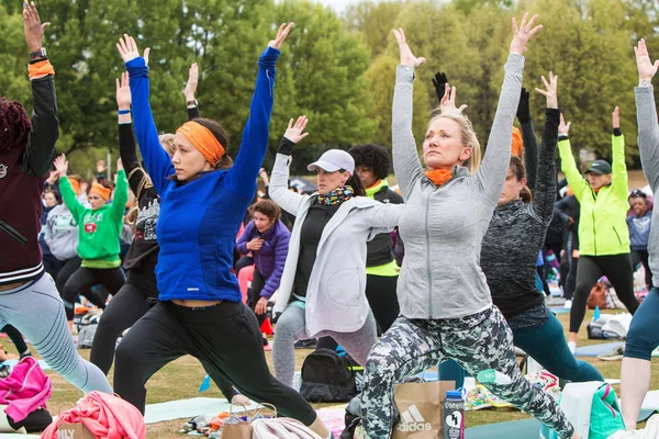 亚特兰大 2018年4月8日 妇女做一个版本的战士姿势 因为他们参加在山前公园的一个大规模的集体瑜伽班在2018年4月8日在亚特兰大 — 图库照片