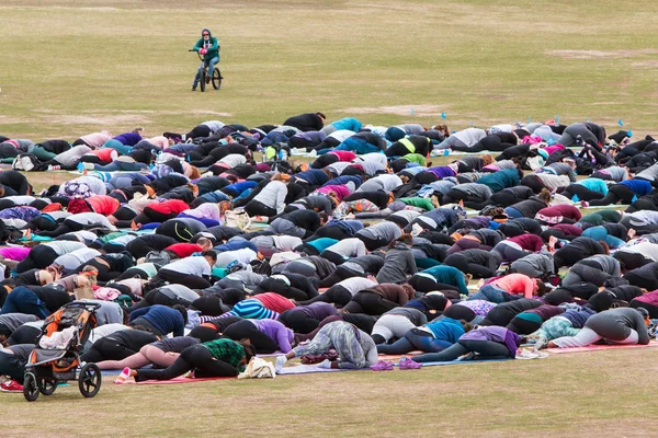 亚特兰大 2018年4月8日 许多人做瑜伽姿势一致 因为他们参加在山前公园在亚特兰大 乔治亚州的大规模集体瑜伽课程 — 图库照片