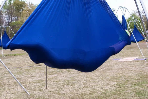 若い女性がある極に接続されたファブリックの繭で中断としてアトランタ ジョージア州のピードモント公園の空中ヨガ クラスで 2018 日に一部がかかり彼女 — ストック写真