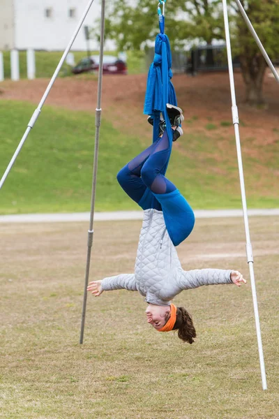 亚特兰大 2018年4月8日 一个年轻的女人倒挂着使用织物附着在波兰 因为她参加了在2018年4月8日在山前公园的空中瑜伽课在亚特兰大 — 图库照片