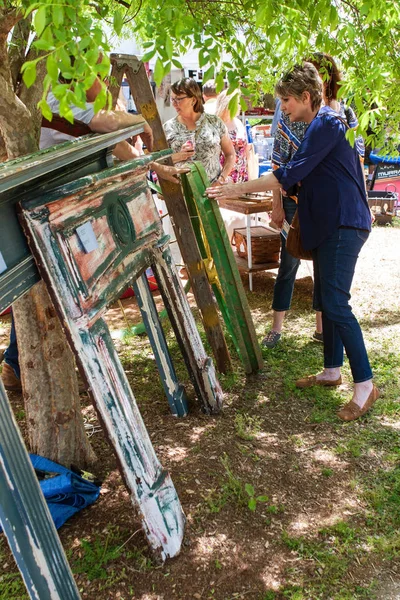 Braselton Usa Dubna 2018 Žena Dívá Starožitný Hnusy Starý Krb — Stock fotografie