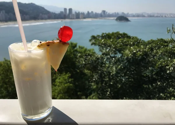 Une Boisson Mousseuse Pina Colada Trouve Sur Une Corniche Surplombant — Photo