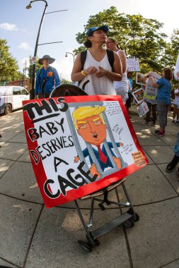 Atlanta, Ga, Amerika Birleşik Devletleri - 30 Haziran 2018: Anti-bir koz olarak o ve yüzlerce kişi protesto göç yasaları ve Trump'ın ilkeleri bir miting ve 30 Haziran 2018 Mart'ta Atlanta, ga bir bebek arabası oturum açmak bir kadın taşımaları. 