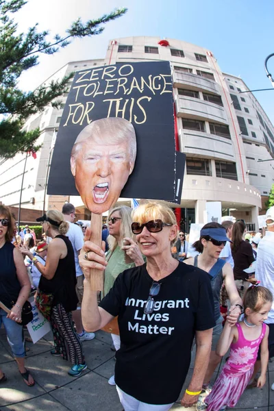 アトランタ ジョージア州 アメリカ合衆国 2018 が女性言 このゼロ トレランス保持している移民法でドナルド トランプ顔を見せ抗議と 2018 日のアトランタ — ストック写真