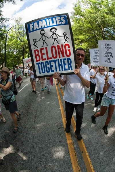 男にアトランタ ジョージア州 アメリカ合衆国 2018 移民法で 家族は一緒に属する と言うサインを押し散歩抗議 2018 日のアトランタ ジョージア州で — ストック写真