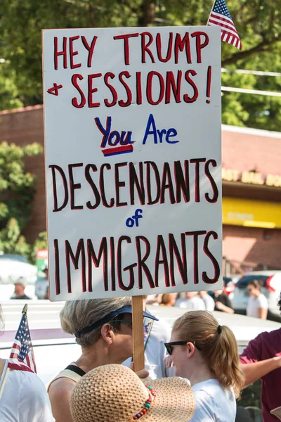 Atlanta Usa June 2018 Woman Holds Sign Saying Hey Trump — Stock Photo, Image