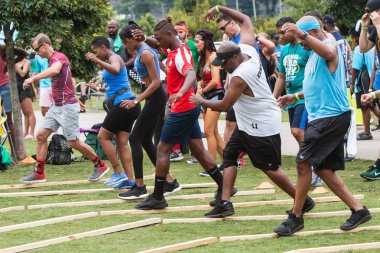 Atlanta, Ga, Abd - 14 Temmuz 2018: Yetişkin yarışmacılar, 14 Temmuz 2018'de Atlanta, Ga'daki Atlanta Field Day'de oynanan maçta dar tahtaların üzerinden hızla yürürken dengelerini korumaya çalışıyor..