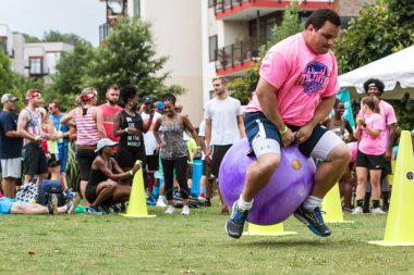 Atlanta, Ga, Amerika Birleşik Devletleri - 14 Temmuz 2018: Bir adam üzerinde 14 Temmuz 2018 yılında Atlanta, Ga Atlanta alan gün eski dördüncü Ward Park bouncy ball yarışmada yarışan hava alır.