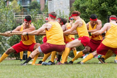 Atlanta, Ga, Abd - 14 Temmuz 2018: Genç yetişkin erkek ve kadınlardan oluşan bir takım, 14 Temmuz 2018'de Atlanta, Ga'da düzenlenen Atlanta Field Day'de düzenlenen atlanta saha gününde bir römorkör de yarışıyor..