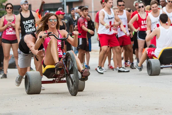 Atlanta Usa Července 2018 Mladá Žena Dostane Push Začátku Řádku — Stock fotografie