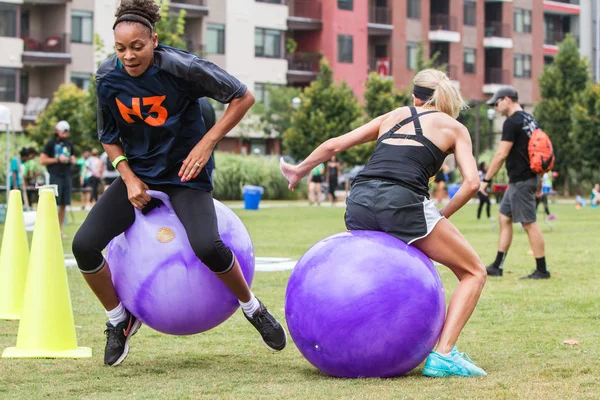 アトランタ ジョージア州 アメリカ合衆国 2018 若い女性は 2018 日ジョージア州アトランタで古い第 区公園のアトランタのフィールドの日で弾むボールの競争のコースをレースしながらお互いを渡す — ストック写真
