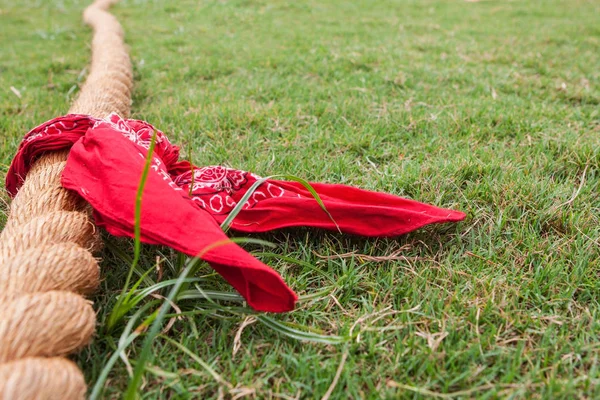 バンダナ添付綱引きゲームが始まる前に芝生の上に横たわると太いロープのローアングル ショット — ストック写真
