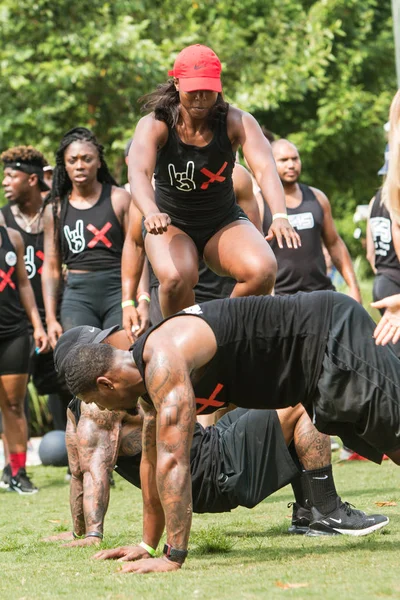 Atlanta Usa July 2018 Athletic Woman Jumps Her Male Teammates — Stock Photo, Image