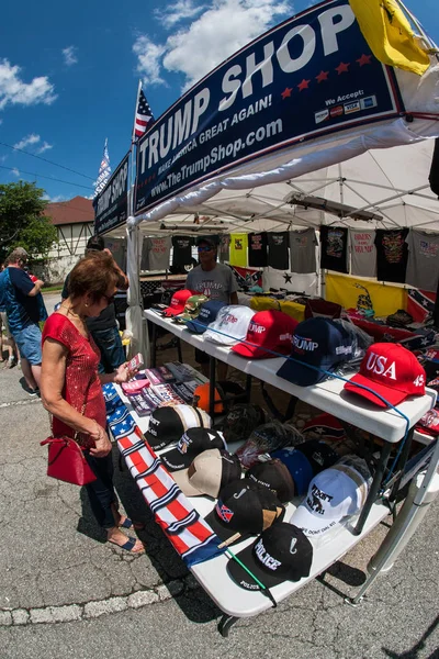 Kvinna butiker för Merchandise på utomhus Donald Trump Popup Store — Stockfoto