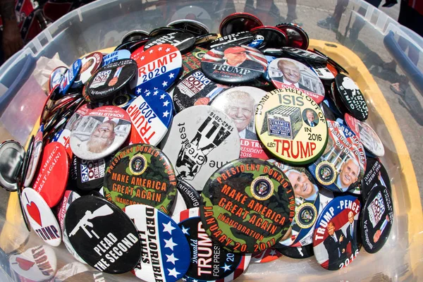 Δοχείο από Donald Trump εκστρατεία κουμπιά στο Popup υπαίθρια αγορά — Φωτογραφία Αρχείου