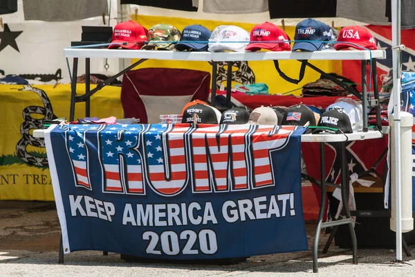 Donald Trump Merchandise On Sale At Georgia Outdoor Popup Market — Stock Photo, Image