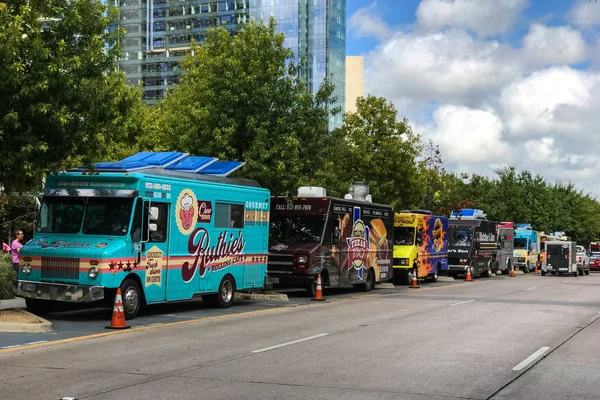五颜六色的食品卡车停在达拉斯街的一排 — 图库照片