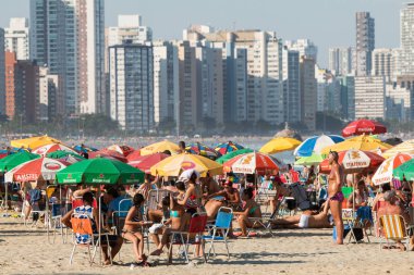 Brezilyalılar Sao Vicente plajda yaz gününde kalabalık.
