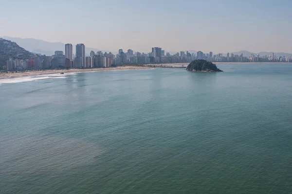 Perspectiva elevada muestra edificios de gran altura a lo largo de la costa brasileña — Foto de Stock