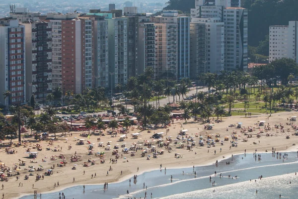 Centenas de pessoas aproveitam as atividades de fim de semana na praia em São Vicente Brasil — Fotografia de Stock