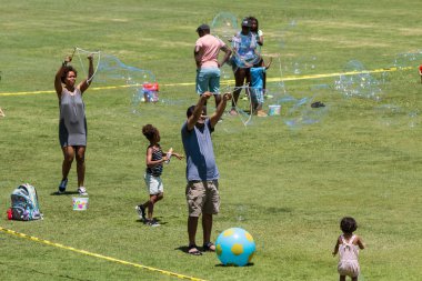Ebeveynler Atlanta Festivali'nde Sabunlu Su ile Büyük Bubbles olun